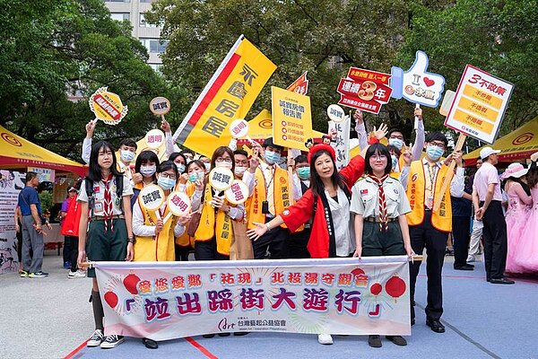 台灣藝起公益協會主委藍智玲感謝永慶房屋贊助帳篷和協助活動,肯定夥伴們的付出。圖/永慶房屋提供