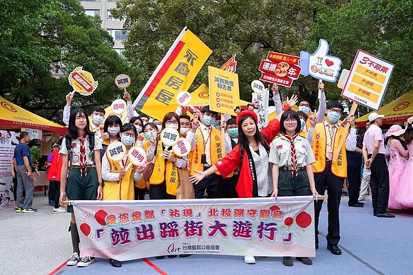 台灣藝起公益協會主委藍智玲感謝永慶房屋贊助帳篷和協助活動，肯定夥伴們的付出。圖／永慶房屋提供