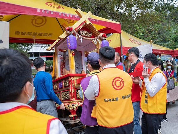 台灣藝起公益協會發起活動重現百年文化，復刻的湯手觀音法像也與大家一起踩街同樂。圖／永慶房屋提供