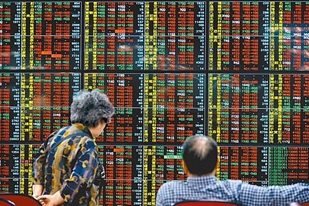 在美股期指強漲,市場不確定因素消除等因素帶動下,台股9日開盤跳高,收盤上漲153.94點,收盤指數為13,127.47點,成交量為2,193.74億元。(顏謙隆攝)