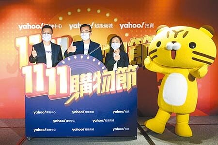 Yahoo奇摩電商迎接年度盛事「雙11」,將啟動一系列消費體驗升級計畫以及暖慶活動。Yahoo奇摩購物事業群副總裁蔡伯璟(中)、拍賣事業部總監莊佳惠(右)、行銷部總監簡育靖(左)出席合影。(鄧博仁攝)