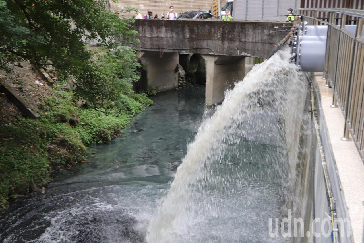 新北市府耗資近1.5億，改建永和1、2號及安樂臨時抽水站，總計每秒可提升2.8公噸排水量，圖為永和1號抽水站排水情形。記者吳亮賢／攝影