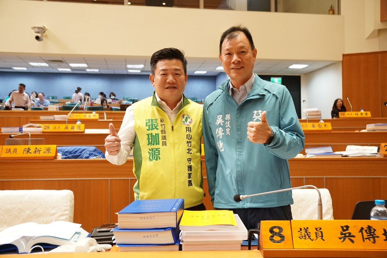 新竹縣議員吳傳地(右)今天在議會總質詢指出,在松林國小內增建校舍,許多家長擔心壓縮學生活動空間,且施工期間孩子的安全堪虞。記者陳斯穎/攝影
