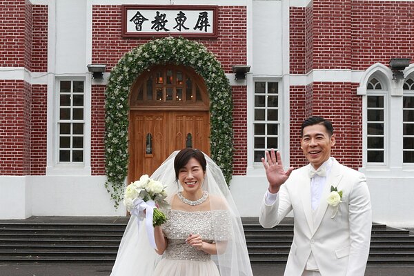 知名舞蹈藝術家、藝人KIMIKO(左)和台北市立大學運動藝術學系教授兼系主任王家玄(右)今天到台灣基督長老教會屏東教會舉辦婚禮。記者陳弘逸/攝影