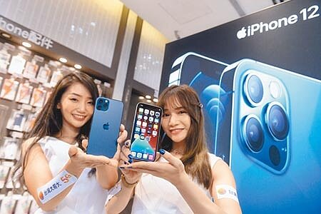 和碩旗下iPhone代工廠驚傳違反勞動條件,遭蘋果勒令限期改善。圖為電信門市展示新款iPhone。(本報資料照片)