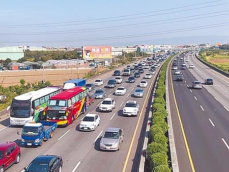 
彰化為台灣西部走廊的人口大縣，每逢節日必定塞車，民眾早已習慣。（吳建輝攝）
 