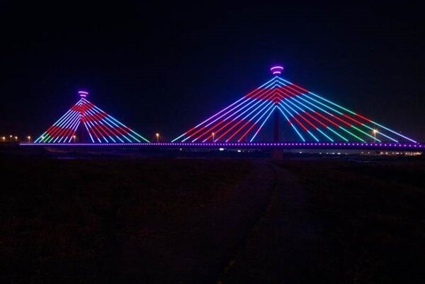 新東大橋LED設備，照亮後龍溪景觀。（苗栗縣政府提供／何冠嫻苗栗傳真）