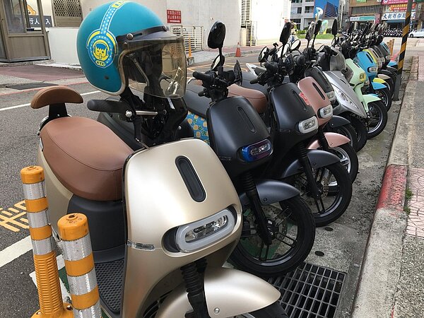 環保署今年首度補助老舊機車換購七期燃油機車,結果電動機車年增率倒退5成2,立委批評「搞出一大堆燃油機車」。圖/聯合報系資料照