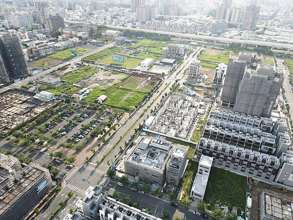 俯瞰松竹站周圍,目前也有不少建案興建中,購屋需求相當穩定。圖/有巢氏提供