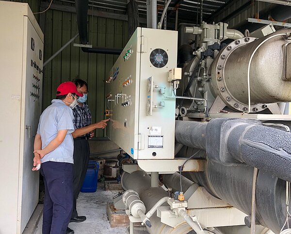 新北節能專業服務團隊每年至少前往40家企業進行輔導，多數企業也逐漸自主推動節能措施，汰換能源效率不佳的設備。圖／新北市經發局提供