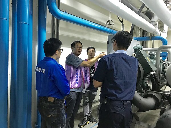 經發局組成節能專業服務團隊，對契約容量800kw以上用電大戶進行現場診斷，強化業者自主管理能力。圖／新北市經發局提供