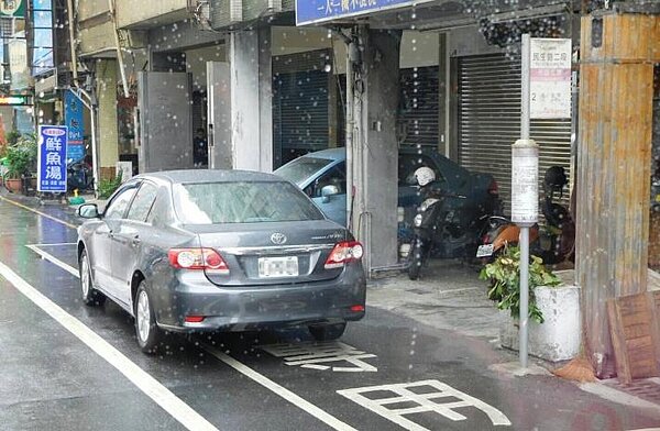 公車站牌勿違規停車。圖／台南市政府提供