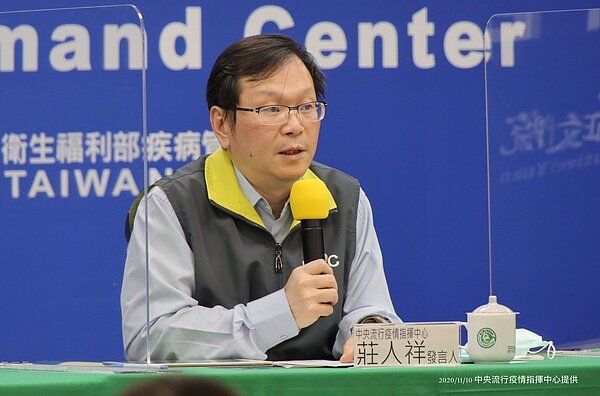 我專家悲觀預估，恐要等到明年下半年才可能在台灣施打，建議跟談判破局的東洋重啟對話，加速疫苗來台時程，對此，指揮中心發言人莊人祥表示，只要東洋拿出授權書就可重啟對話，「我們很歡迎。」圖／指揮中心提供