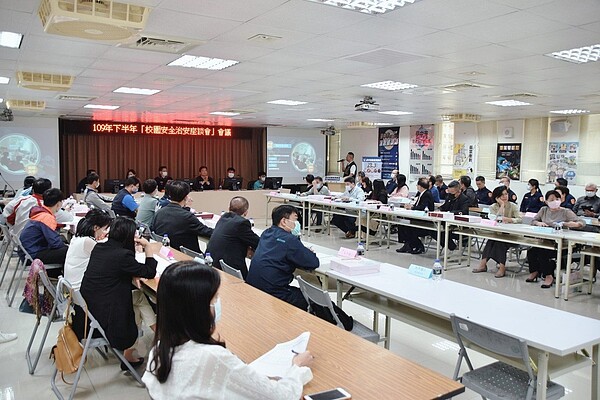 台中市第二警分局昨天會同民意代表、學校代表，舉辦校園治安座談會。圖／第二警分局提供