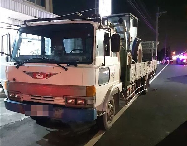 許姓男子駕駛拖板車違規占用慢車道。圖/記者莊祖銘翻攝