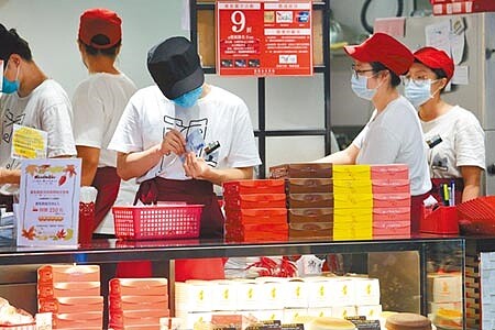 104人力銀行10日公布2020薪酬福利調查,受新冠肺炎疫情影響,一般服務業調薪率僅2.8%。(黃世麒攝)