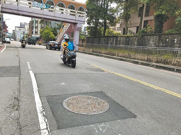 基隆市源遠路車流量大、道路長年輾壓破損多。(讀者提供/陳彩玲基隆傳真)