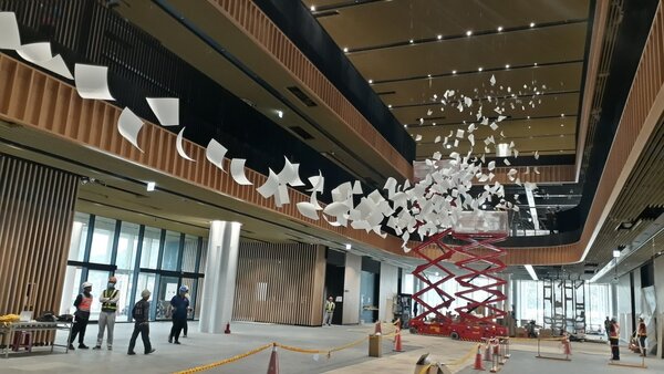 台南市立圖書總館下月試營運，大廳上高掛的是公共藝術作品「陣風」。記者周宗禎／攝影