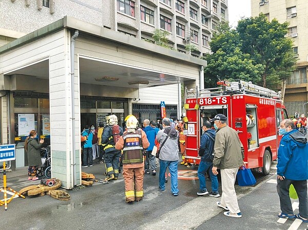 位於新莊的衛福部台北醫院10日上午8時許3樓手術室傳出火警，第一時間由醫護人員拿出滅火器即時滅火、疏散41名醫護人員、4名病患，警消到場後進行檢查，初步發現是第7手術室導管氧氣釀禍。（消防局提供）