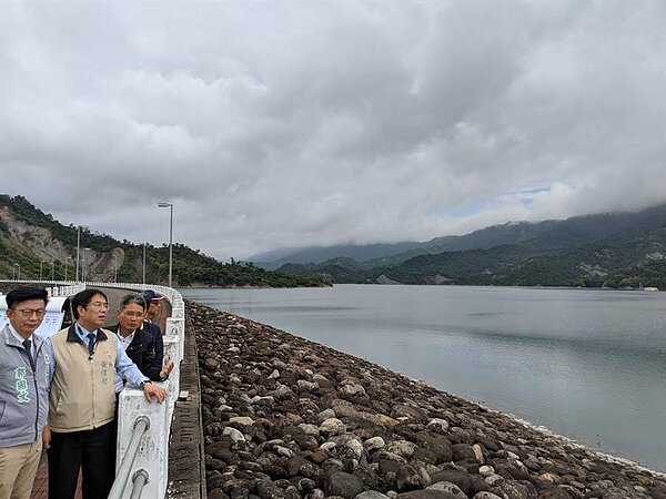 台南市長黃偉哲、水利署署長賴建信視察南化水庫清淤工程。圖/莊曜聰攝