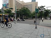 YouBike上路真要命！車道變斷頭　交通號誌不明顯