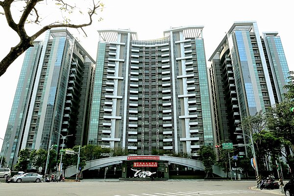 今年公寓大廈評選活動贏得新北優質防疫社區獎的板橋湛然新天地社區。圖/新北市政府提供