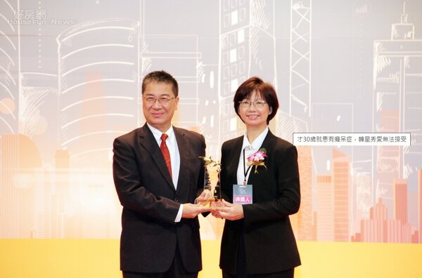 內政部長徐國勇(左)頒獎給台北市地政局張治祥(右)。照片台北市地政局提供