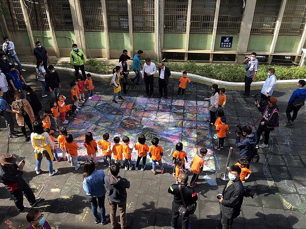 全台灣校園內最高最大的直立式遊戲場,高5公尺、分3層,具攀爬、俯臥、穿越、滑梯、旋轉、平衡等遊戲體驗與肢體訓練的功能。圖/好房網News資料照