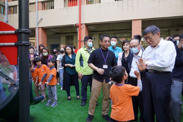 台北市長柯文哲和孩子一同體驗街道遊戲，實踐城市就是大家的遊戲場。圖／好房網News資料照