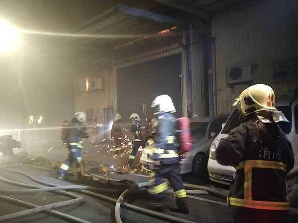 樹林一處鐵皮工廠發生熊熊大火,消防員派出100多人,花了半小時才將火勢控制。圖/新北市樹林分局提供