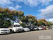 公園便民停車位竟遭住戶占用？　民怨：收費還比較公平