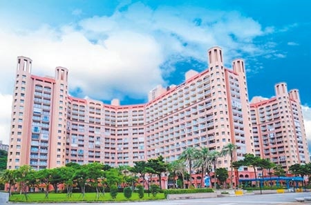 今年4月因疫情衝擊宣布停業的原翡翠灣福華渡假大飯店亦於即日起重啟營運。圖／中時資料照