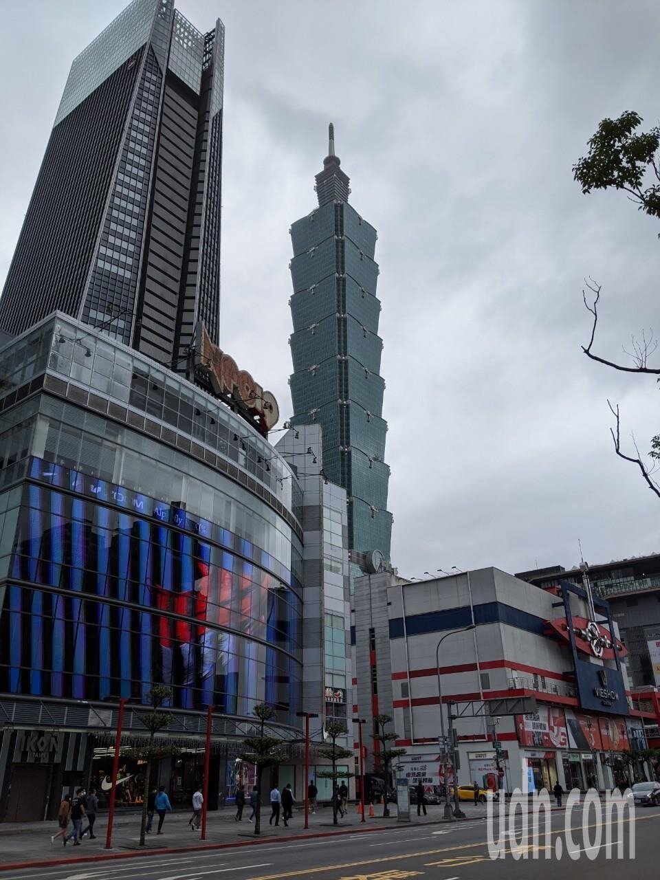 今天上半天大致上和昨天類似,北部雲量較多,迎風面偶雨。記者楊德宜/攝影