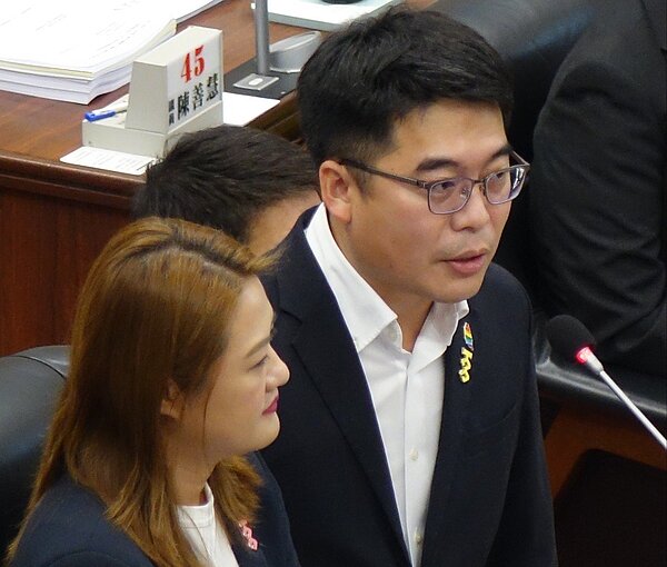 高雄市議會昨上午市政總質詢,民進黨議員邱俊憲(右)盼市府加快高雄捷運建設腳步。記者楊濡嘉/攝影