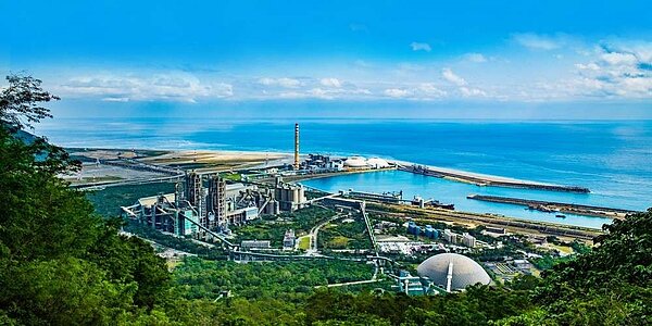 台泥和平廠所在的和平工業區,是以和平水泥廠、和平電廠、和平生態工業港「三合一循環經濟」模式運行20年。圖/台泥提供