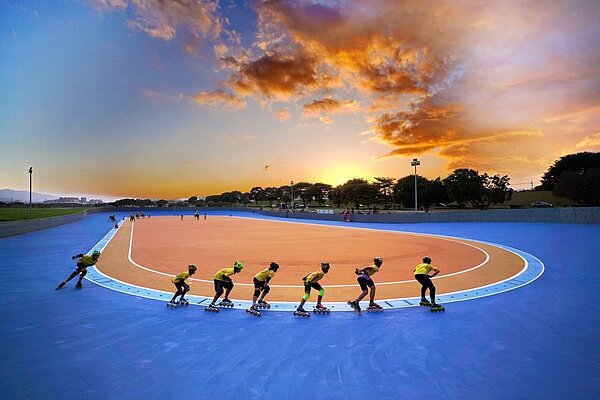 新莊競速直排輪場位於新莊區大漢溪左岸台65快速道路橋下高灘地河濱公園(近17號越堤道)。圖/新北市政府提供