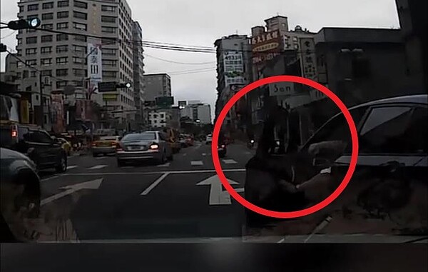 任意急停、急煞,吃上罰單還得吊扣牌照。圖/新北市政府