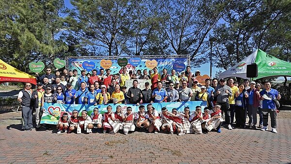 今年竹苗區公益路跑的受贈團體-新竹縣桃山國小,也穿上代表學校的泰雅族服飾,一起共襄盛舉!圖/永慶房產集團提供