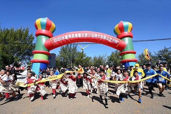 第7屆永慶加盟事業竹苗區愛圓滿接力「希望愛傳承」公益路跑,號召1500名房仲經紀人,為愛開跑! 圖/永慶房產集團提供