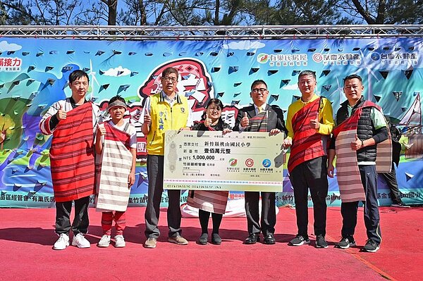 永慶房產集團加盟事業處總經理莊志成 (右3)與永慶慈善基金會董事暨台慶不動產經管會會長王陽齊(左1)、永慶不動產竹苗區經管會會長宋文欽(右2)。圖/永慶房產集團提供