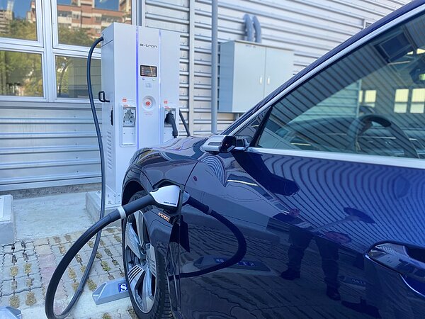 台灣奧迪福斯汽車股份有限公司今年配合台中市政府低碳運具推廣政策,在南屯區建置全國首座電動汽車快充站。圖/台中市政府提供