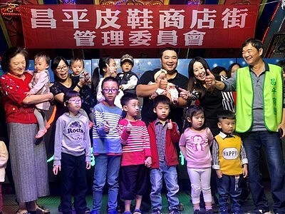 台中市政府致力振興商圈經濟,昌平皮鞋路商圈舉辦「2020行在昌平-歡樂鞋派」。圖/台中市政府提供