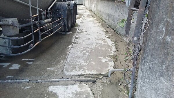 新北市與桃園市聯合稽查,查獲龜山區龍校街之混凝土廠排放泥水污染沿岸排水渠道。圖/新北市政府提供