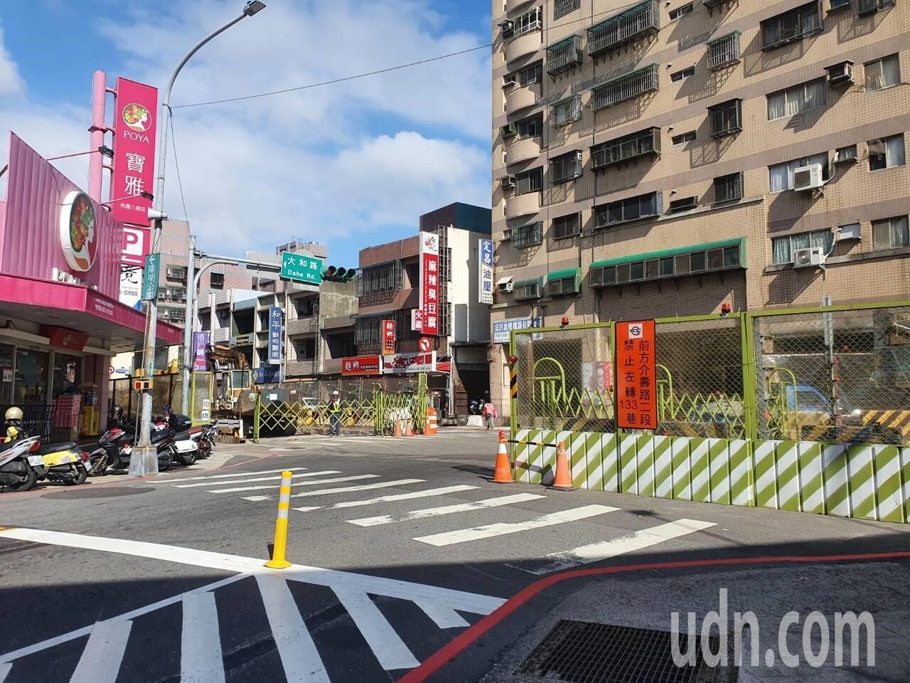 桃園綠線捷運動工，許多工區路口掛上僅只左轉的圖標。記者陳夢茹／攝影