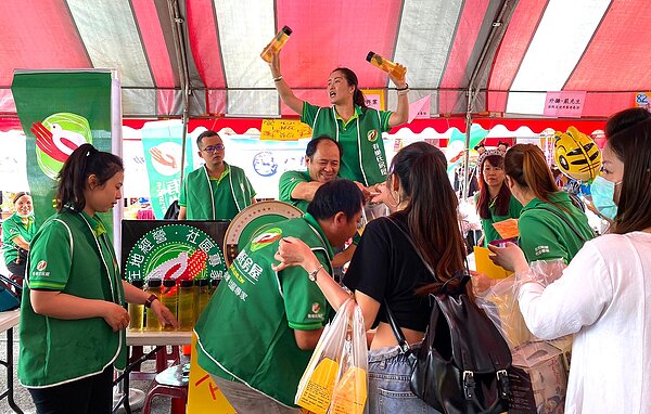 有巢氏嘉南區的夥伴們熱情贊助攤位，並準備涼爽可口的冷泡茶邀大小朋友品嘗。圖／有巢氏房屋提供