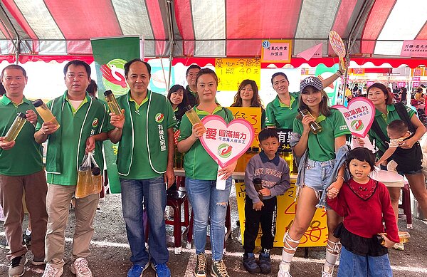 有巢氏房屋響應「愛圓滿接力」志工計畫，出動百位志工輪班接力傳愛，盼喚起民眾對弱勢族群的關懷。圖／有巢氏房屋提供