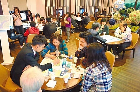 假日預售建案擠滿了許多看屋買屋的民眾。(本報資料照片)