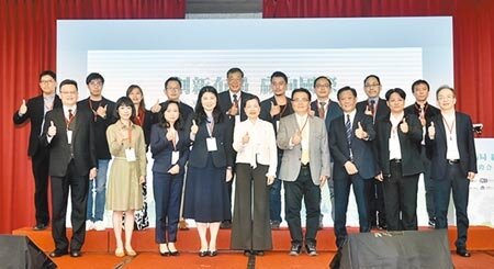 創新布局 贏向國際 工業國際合作發表會12日舉行，包括經濟部部長王美花（一排中）、工商時報社長陳國瑋（一排右三）等貴賓出席。圖／顏謙隆