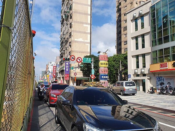 桃園捷運綠線施工,許多工區路口掛有禁止左轉的交通標誌。記者陳夢茹/攝影