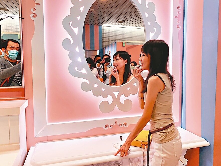 台中捷運與中友百貨聯手打造女性主題廁所,高鐵台中站女廁是「瑪莉公主」,還有補妝空間。記者喻文玟/攝影